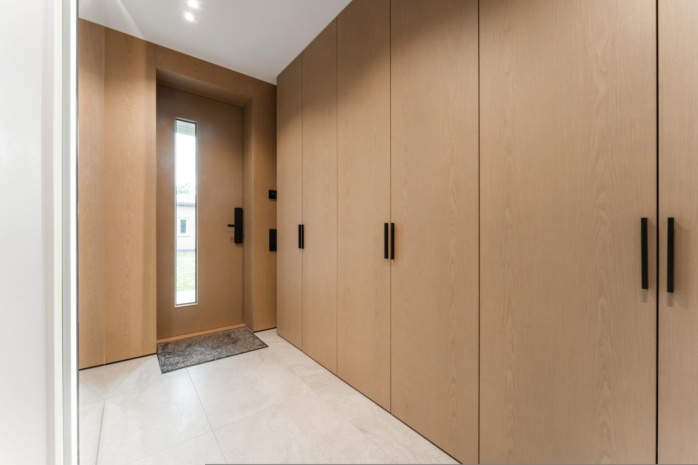 Oak entrance cabinetry and integrated front door